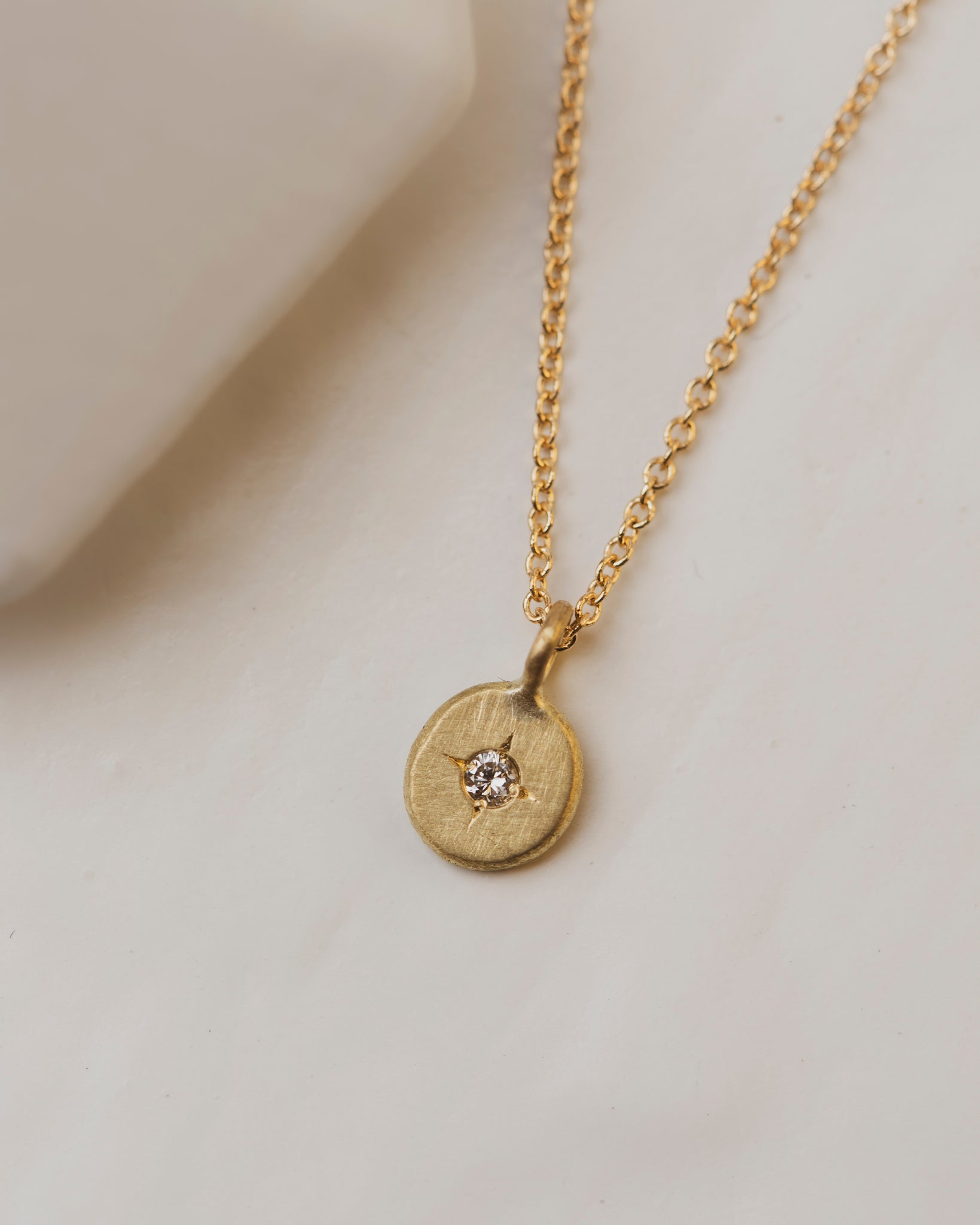 18K Yellow Gold Pebble Necklace with White Diamond