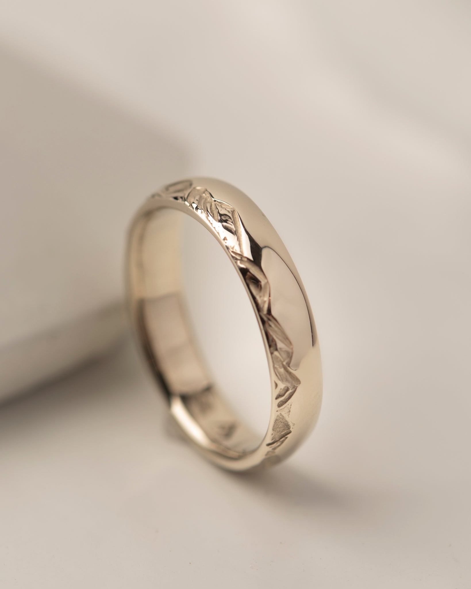18K White Gold 5mm Mountain Band